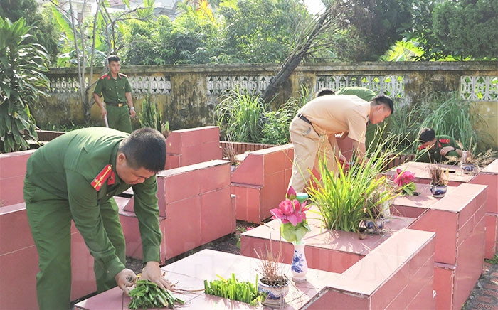 Đoàn Thanh niên Công an huyện Thanh Hà tổ chức chương trình “Hoa dâng tặng mộ liệt sĩ”